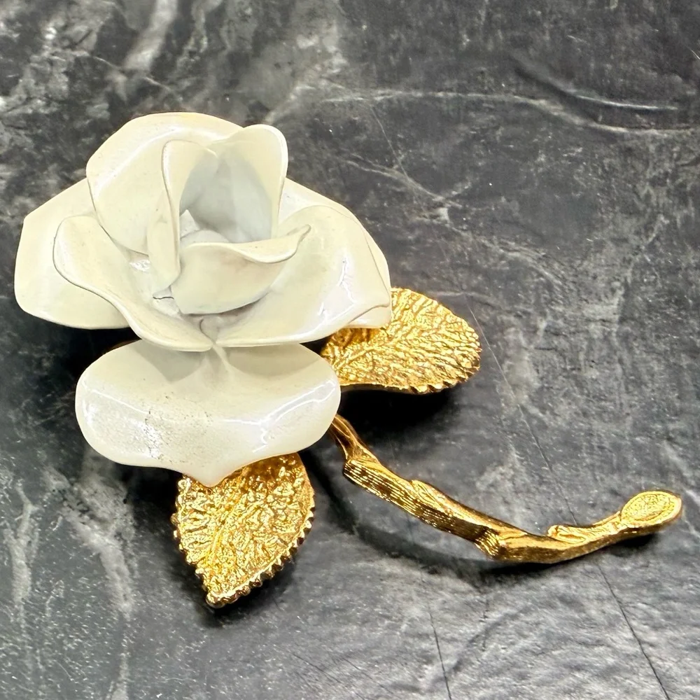 GIOVANNI White Rose with Gold Tone Leaves Brooch